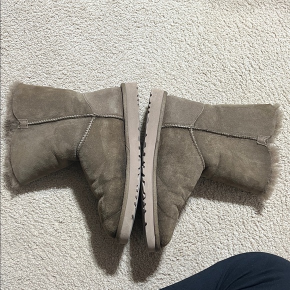 Ugg Brown Shearling Women's Boots - Picture 3 of 4